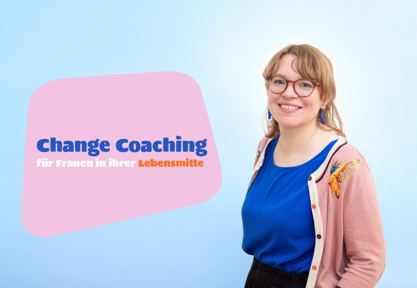 Change Coaching für Frauen Frau mit Brille und lila Polka-Dot-Bluse lächelt vor einem Fenster, Text: "Change Coaching".