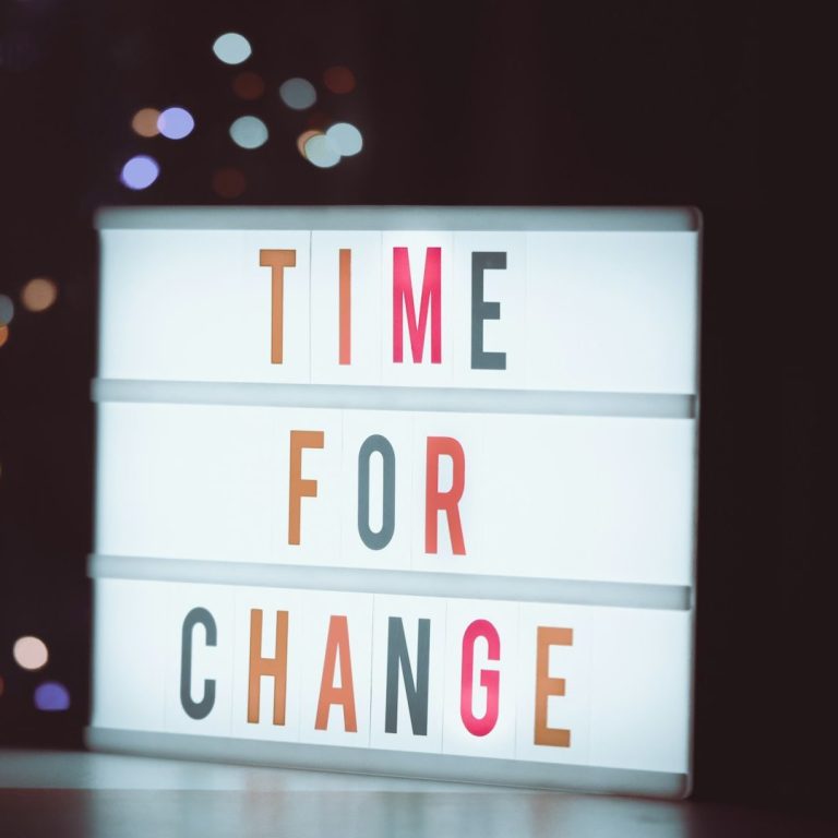 Time for Change Leuchtschrift mit den Worten "TIME FOR CHANGE" in bunten Buchstaben.